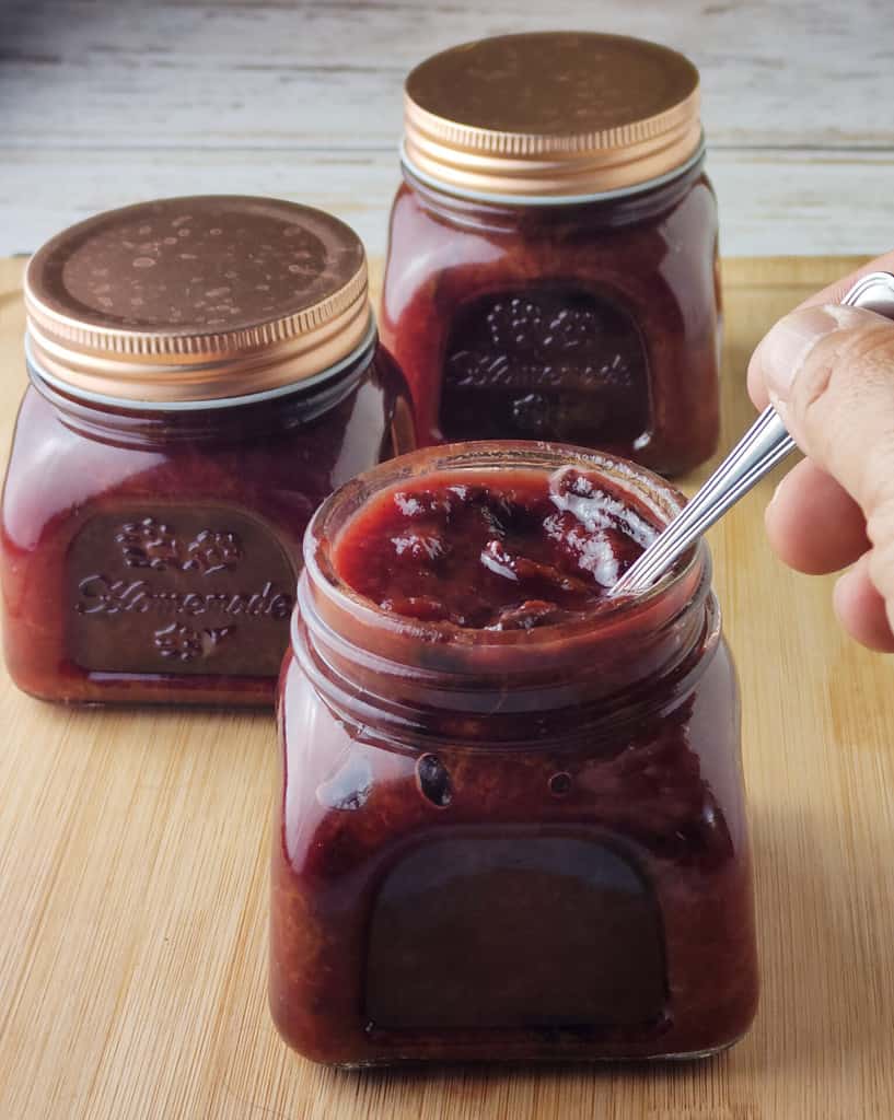 removing the air bubbles in the plum jam 