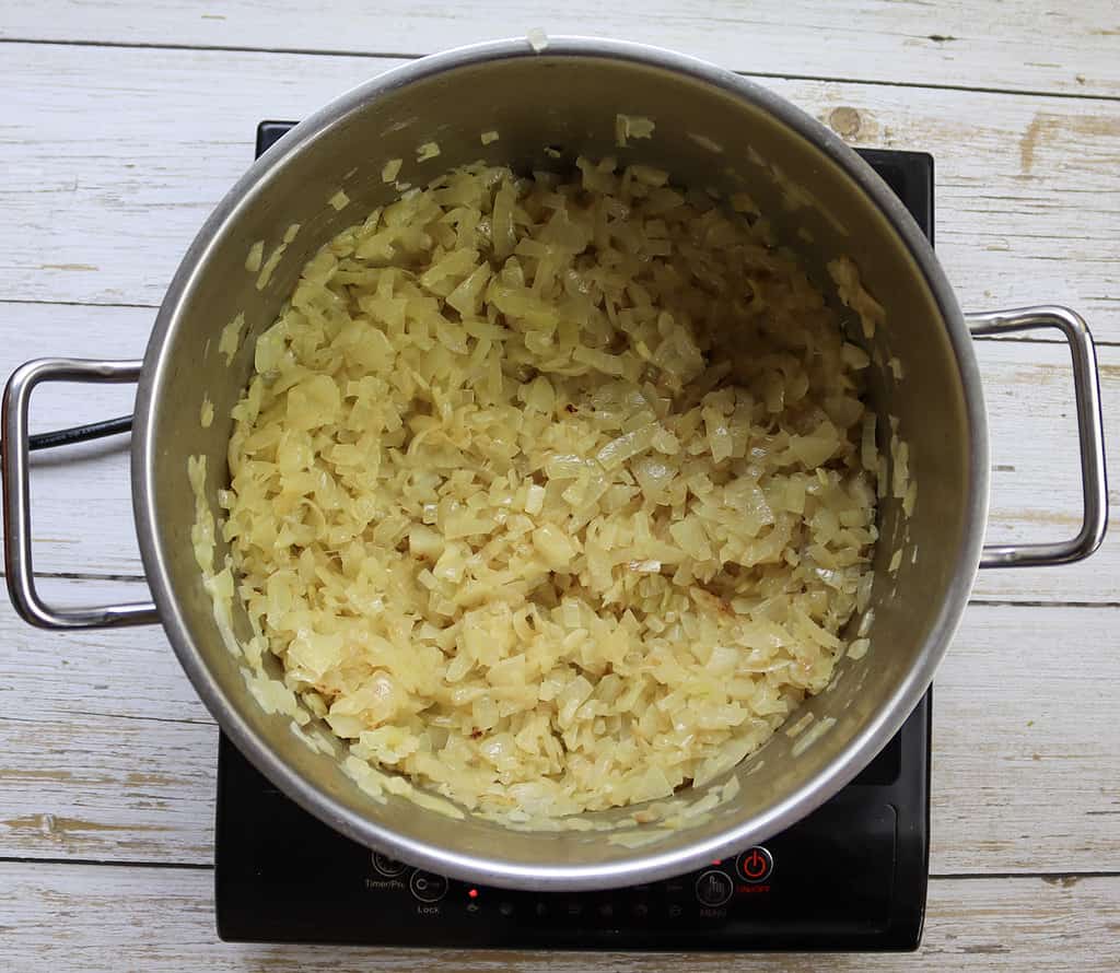 image showing how to fry onions in hot oil or lard. 