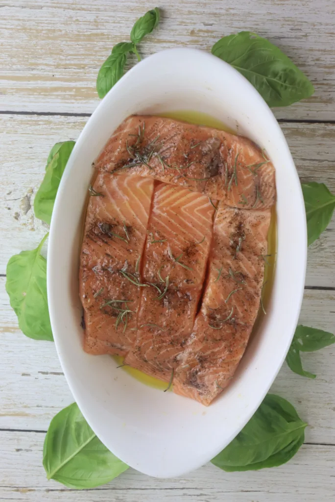 how to place the salmon fillets in the baking pan 