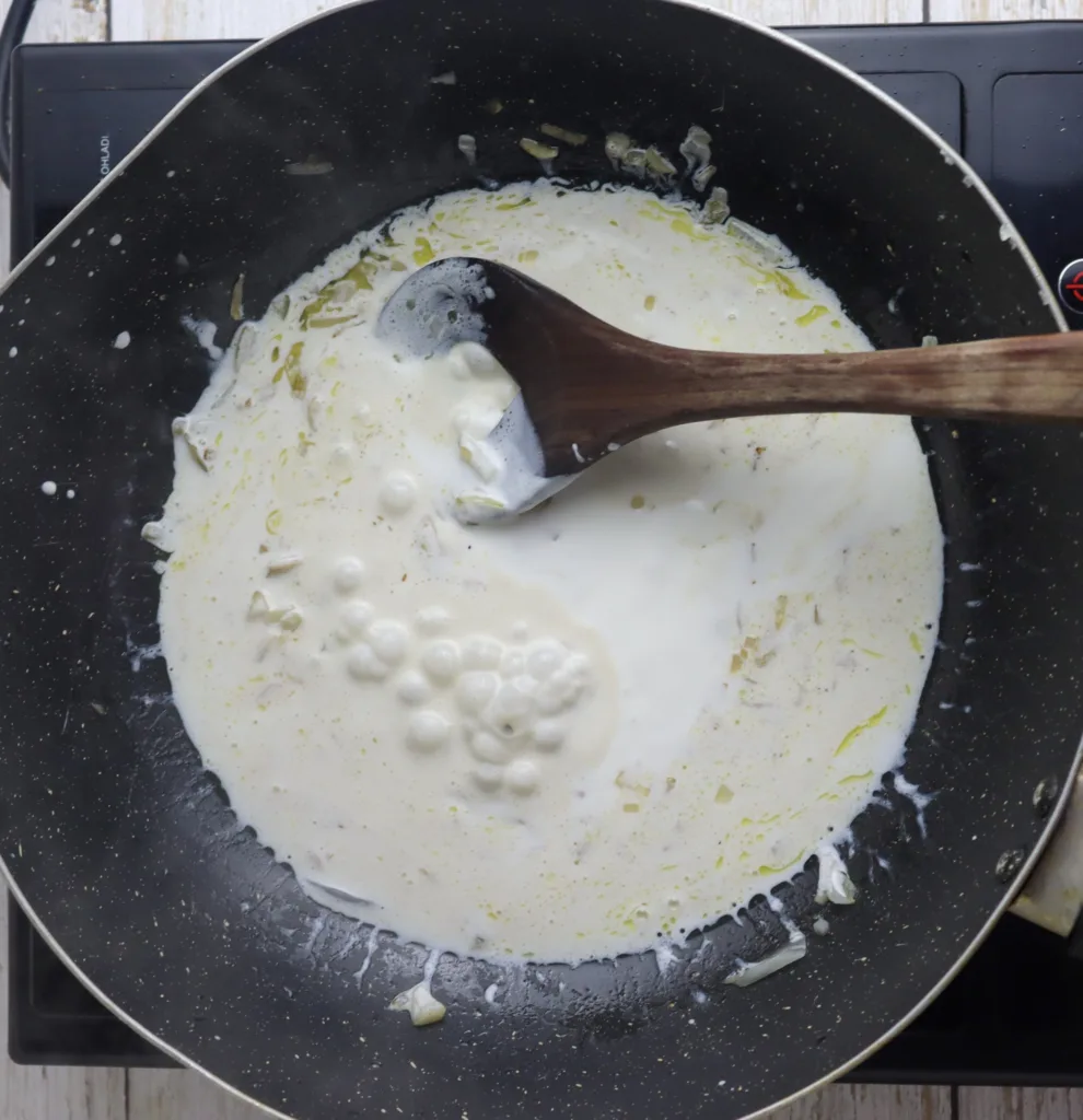 how to add cream to the onions for a pasta alla salmone sauce