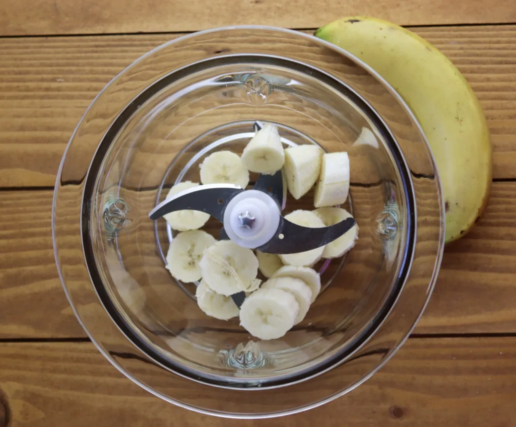 adding a banana to baobab juice