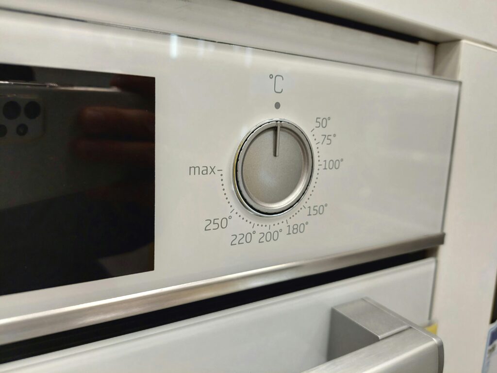 Oven temperature regulator showing 200 Celsius or 392 Fahrenheit