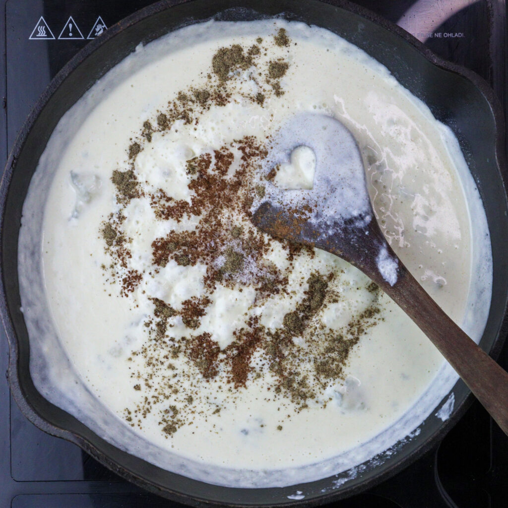 image of gorgonzola sauce with black pepper and nutmeg