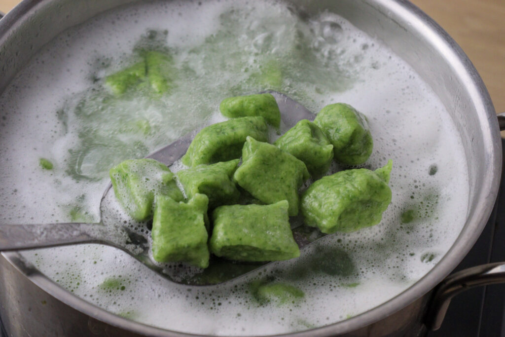 how to boil green gnocchi with wild spinach 