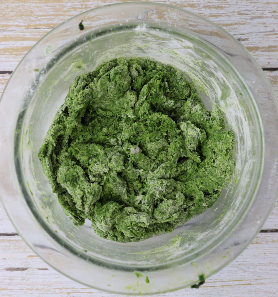 how to mix the flour with wild garlic puree to get a good green pasta dough
