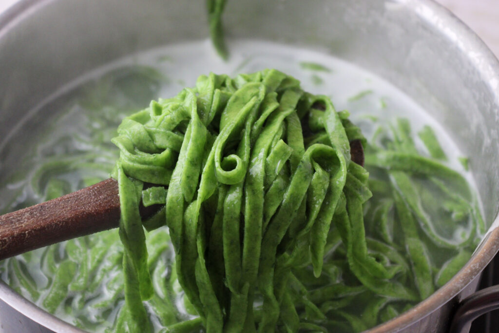 image showing how green pasta looks like when cooked al dente