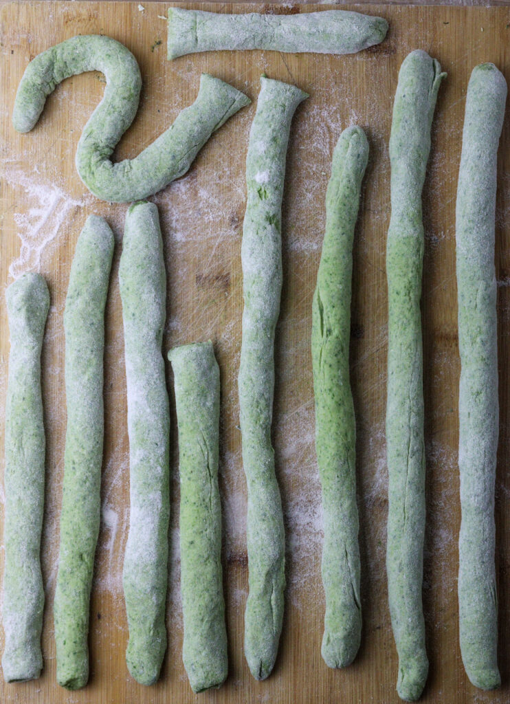 how to roll green gnocchi dough