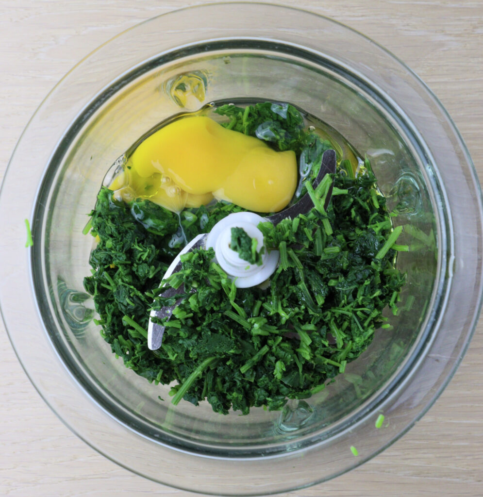 mix wild spinach with eggs 