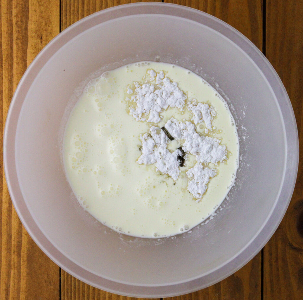 how to add powdered sugar and vanilla paste to whipping cream 