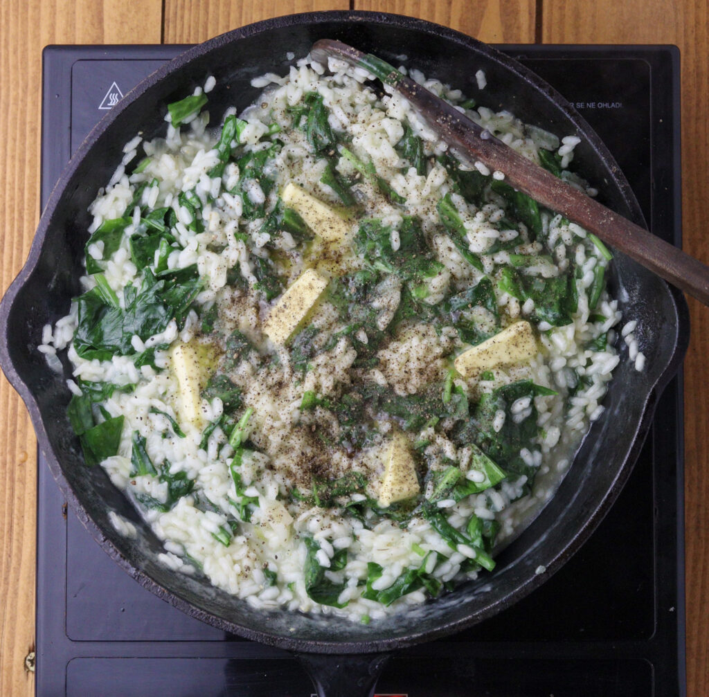 How to add black pepper and butter to risotto at the end of cooking